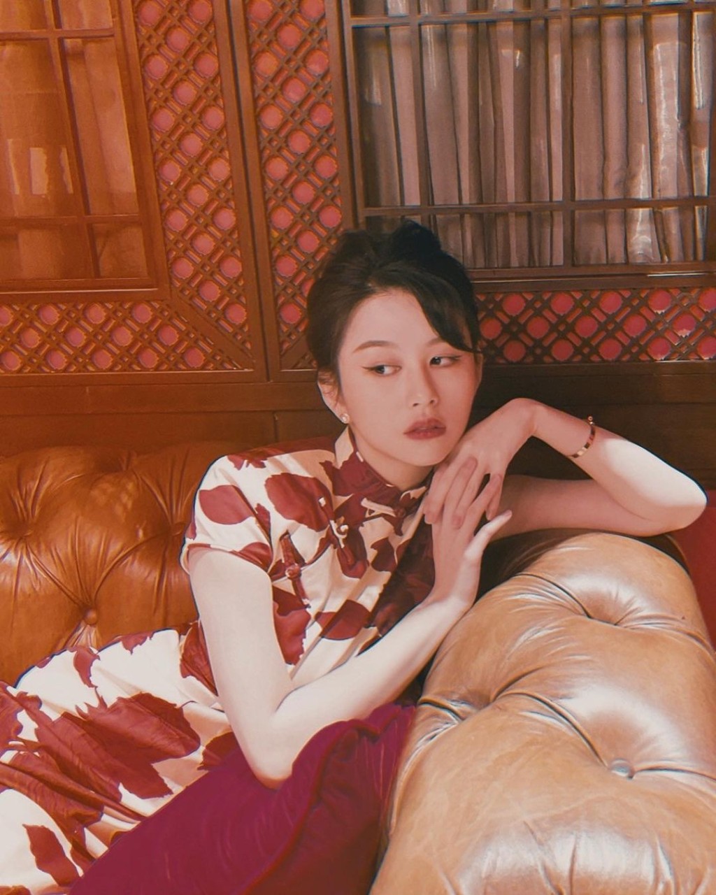 沈月穿上紅白花花短袖旗袍，好有懷舊Feel。