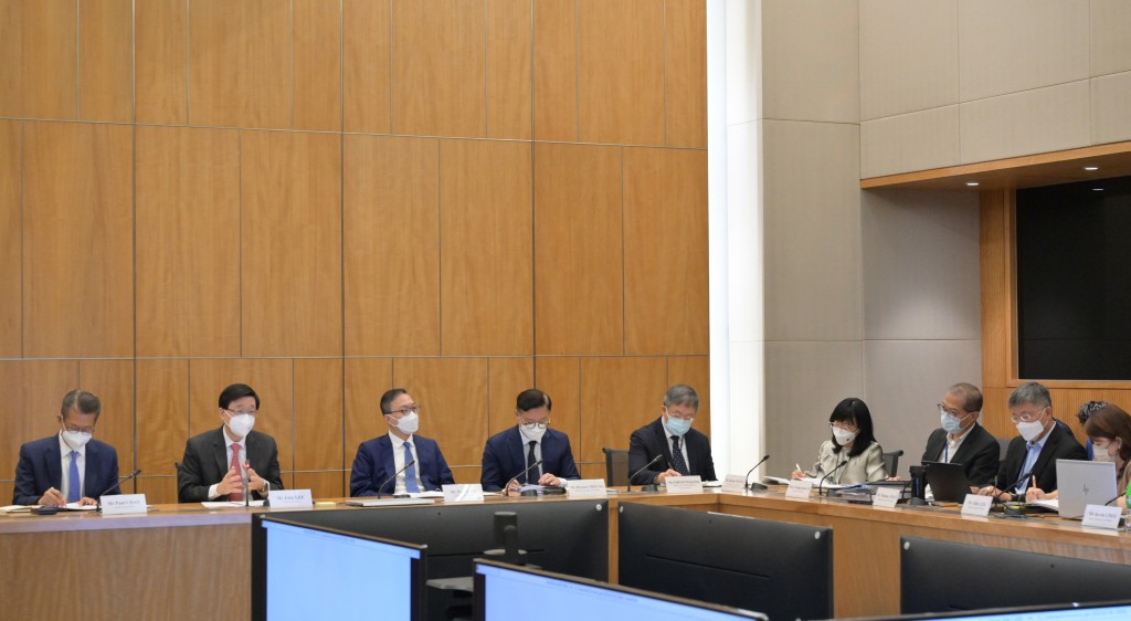 行政長官李家超（左二）昨日召開本屆政府首次「抗疫督導委員會」會議。