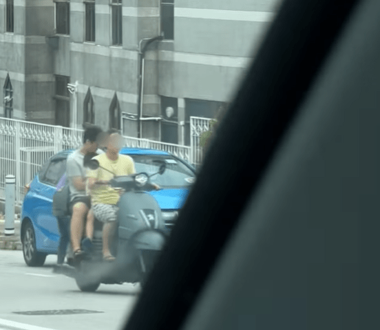 遠看女子駕駛電單車載着一名男乘客。網片截圖