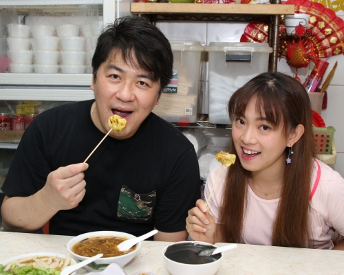 熱愛港式小食的滾軸溜冰美女蔡穎怡拜訪呂仔記店東呂賢坤，一起大啖美食。王嘉豪攝