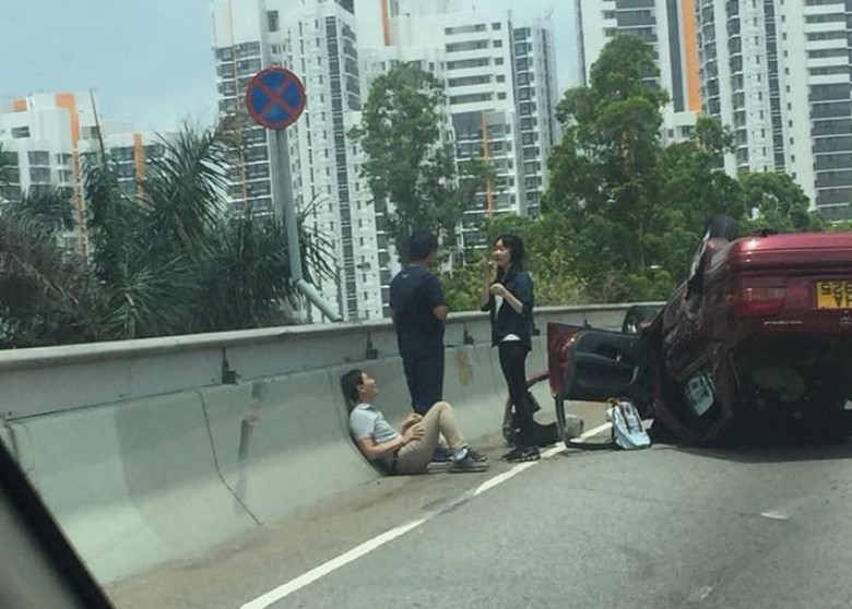 私家車司機受傷,自行爬出車外在馬路邊等待救援。 網民Ying Bi圖片