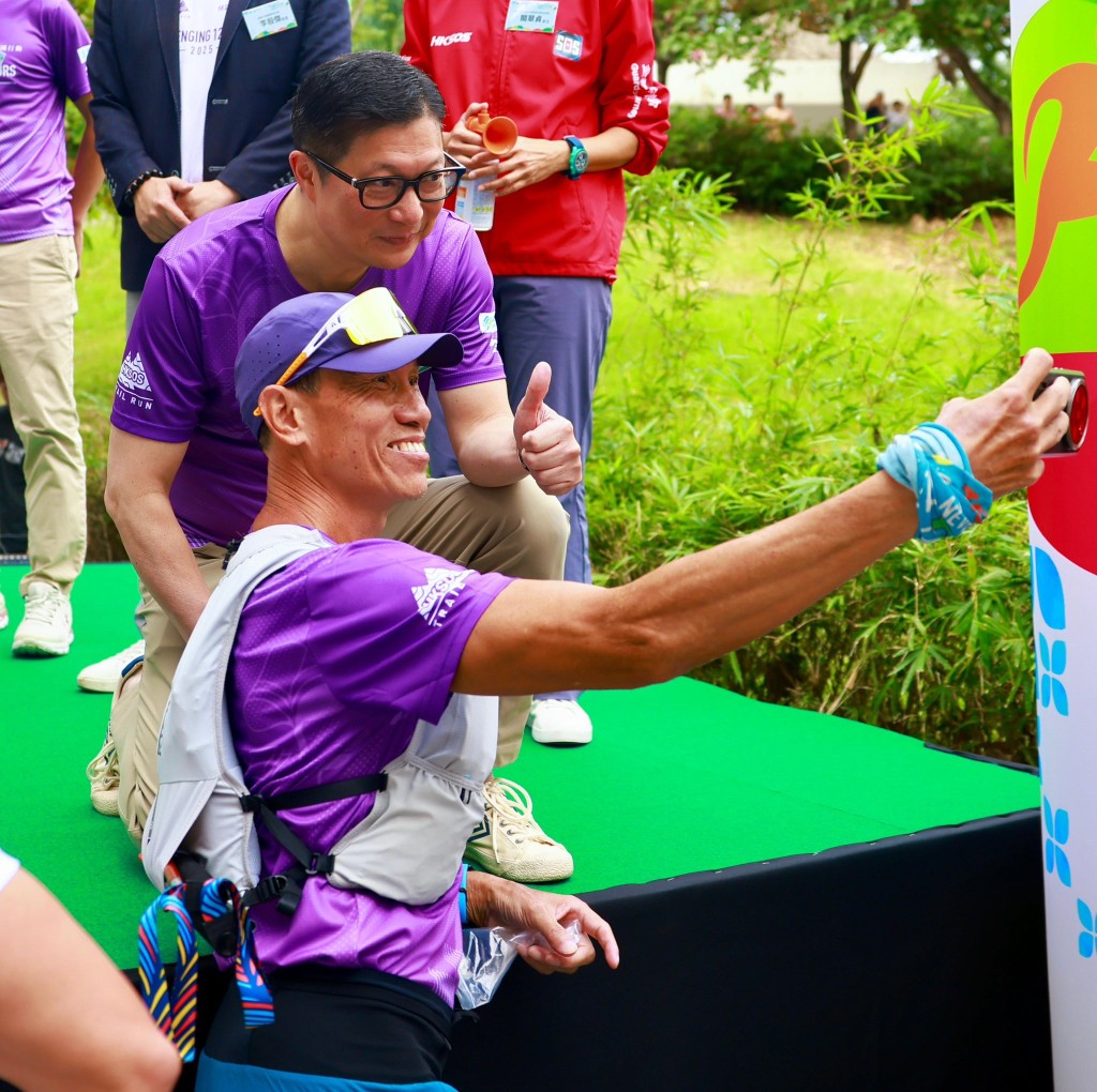 鄧炳強盛讚參賽跑手用腳步為貧困學童籌款的善舉。鄧炳強fb