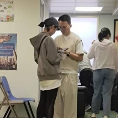 早前Michelle與醫生丈夫被網民發現現身大埔策誠軒,為宏福苑五級火災民提供義診服務。 早前Michelle與醫生丈夫被網民發現現身大埔策誠軒,為宏福苑五級火災民提供義診服務。