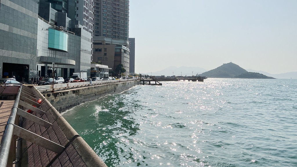 堅尼地城海旁海景廣闊,毗連卑路乍灣海濱長廊。 堅尼地城海旁海景廣闊,毗連卑路乍灣海濱長廊。