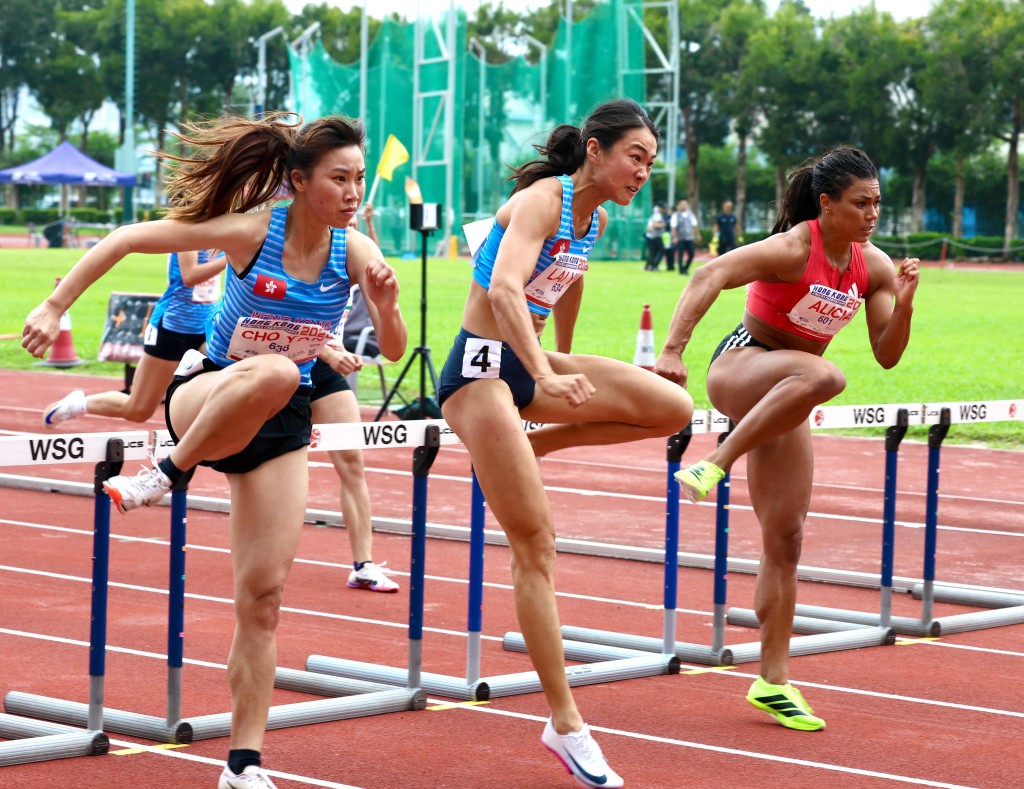 女子100米欄決賽，呂麗瑤（中）及英國的Alicia Barrett（左）同以13秒40奪冠，師妹盛楚殷以13秒50得季軍。徐嘉華攝