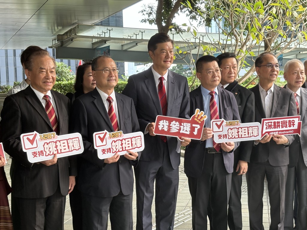 他亦會針對業界和市民所想、所急,在不同平台上提出有見地和可操作的政策建議。 他亦會針對業界和市民所想、所急,在不同平台上提出有見地和可操作的政策建議。