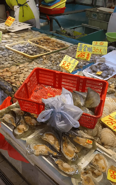 網民拍片見證魚檔 $100 套餐是「新鮮執」。（圖片來源：「香港街市魚類海鮮研究社」）