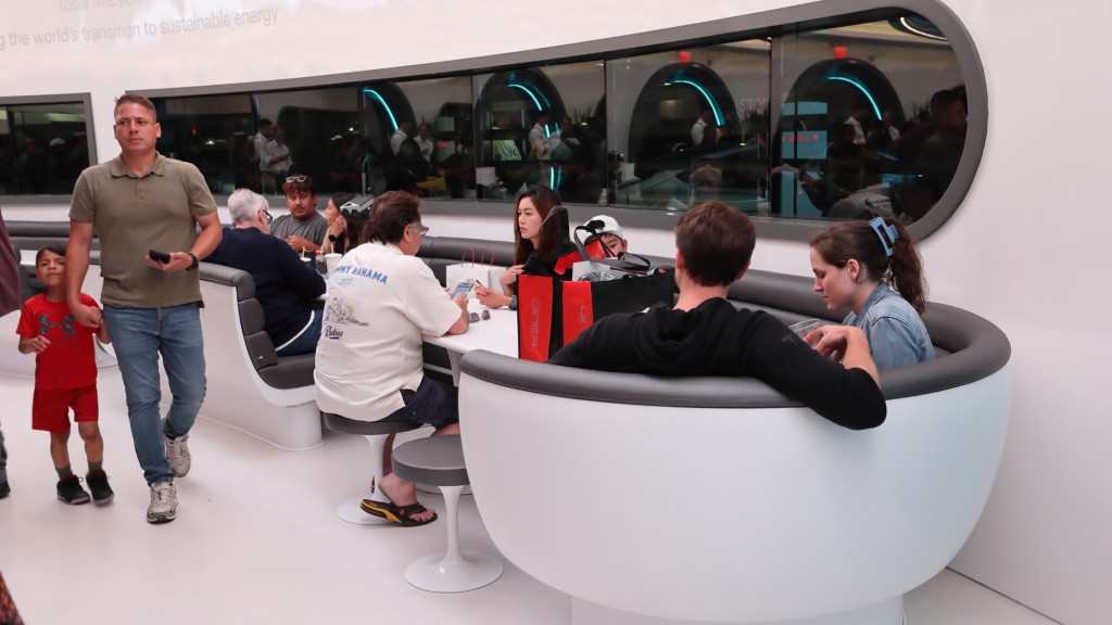 特斯拉餐廳（Tesla Diner）設計充滿科幻感。 路透社