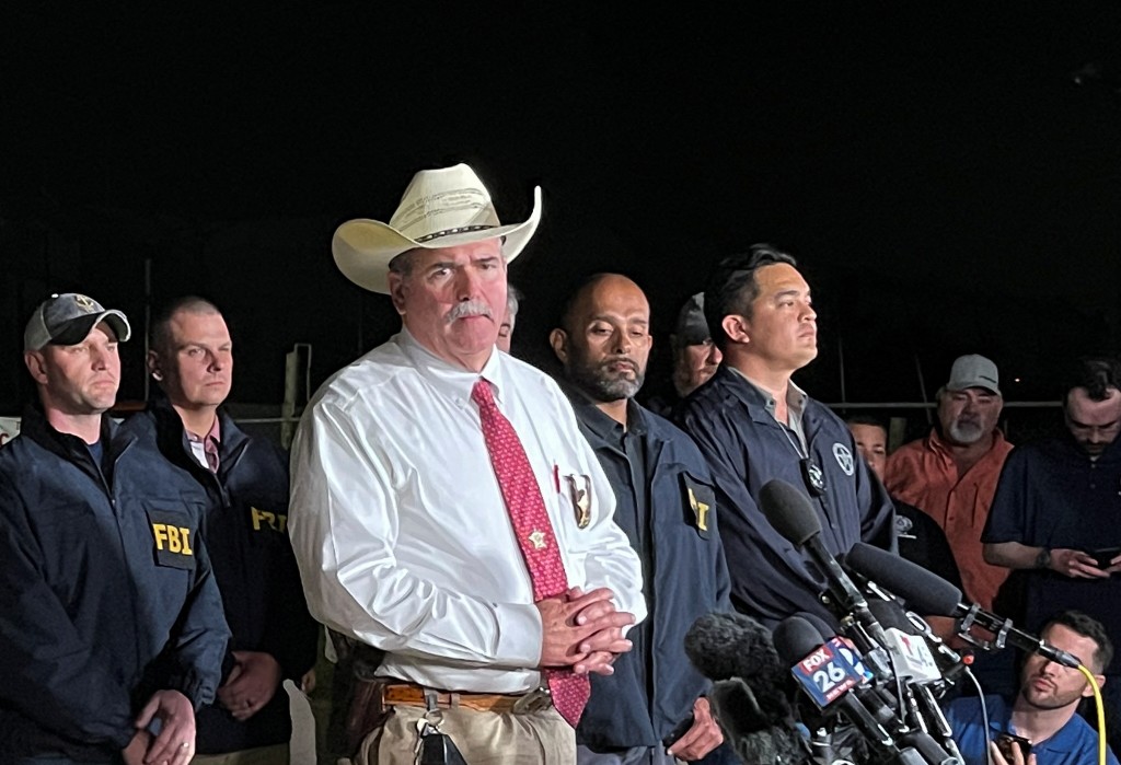 美国德克萨斯州克利夫兰市，圣哈辛托县警长卡珀斯宣布逮捕奥罗比萨，他涉嫌杀害德克萨斯州的五名邻居。路透