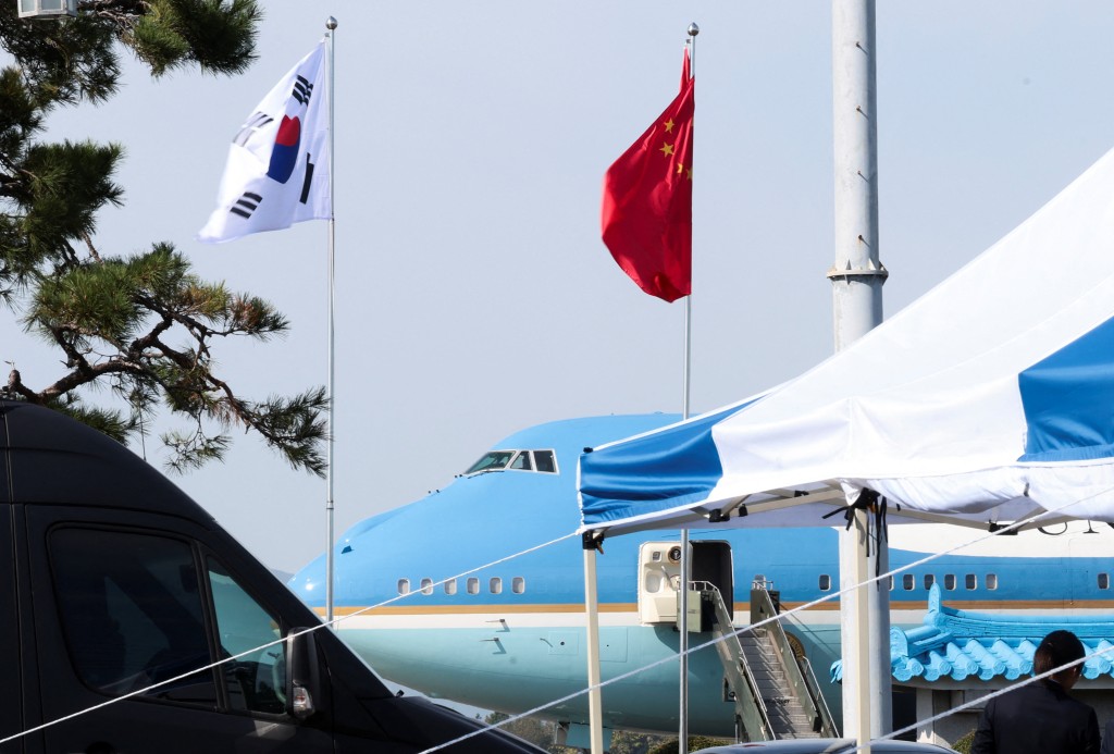 國家主席習近平今早抵達釜山金海國際機場。路透社