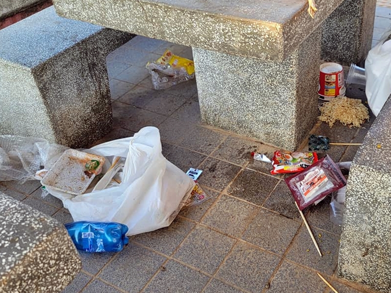 現場亦有杯麵及膠餐具等垃圾。「西貢牛」Facebook圖片