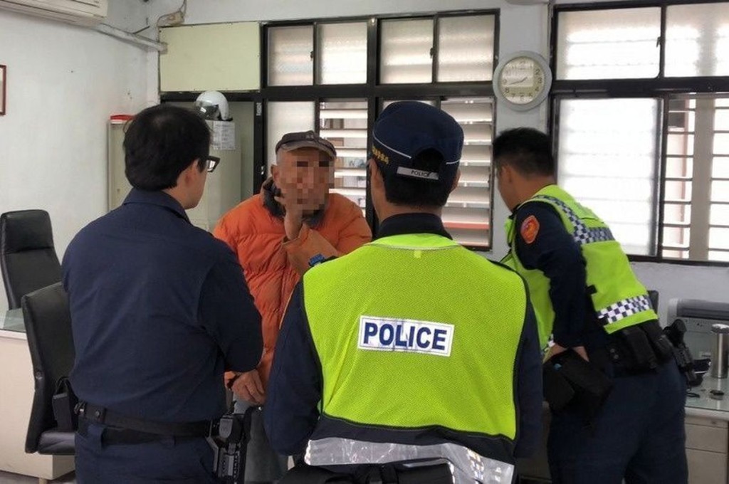 堀越用簡單英文向警方講述經過。網圖