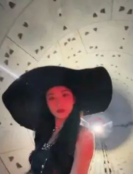 該名女網民盛裝潛入深圳地鐵一隧道地盤打卡。 該名女網民盛裝潛入深圳地鐵一隧道地盤打卡。