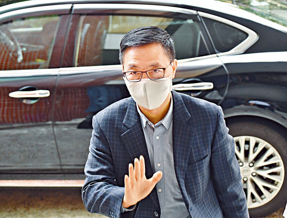 ■教育局局長楊潤雄表示,不公平源於試題有誤,認為難以評核出錯的問題,最負責任的做法是取消題目,亦是「唯一方法」。