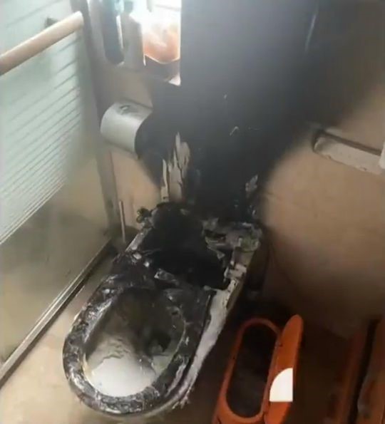 李女士買入的高仿智能馬桶自爆，令家中全屋熏黑及泡水。抖音＠TV現場