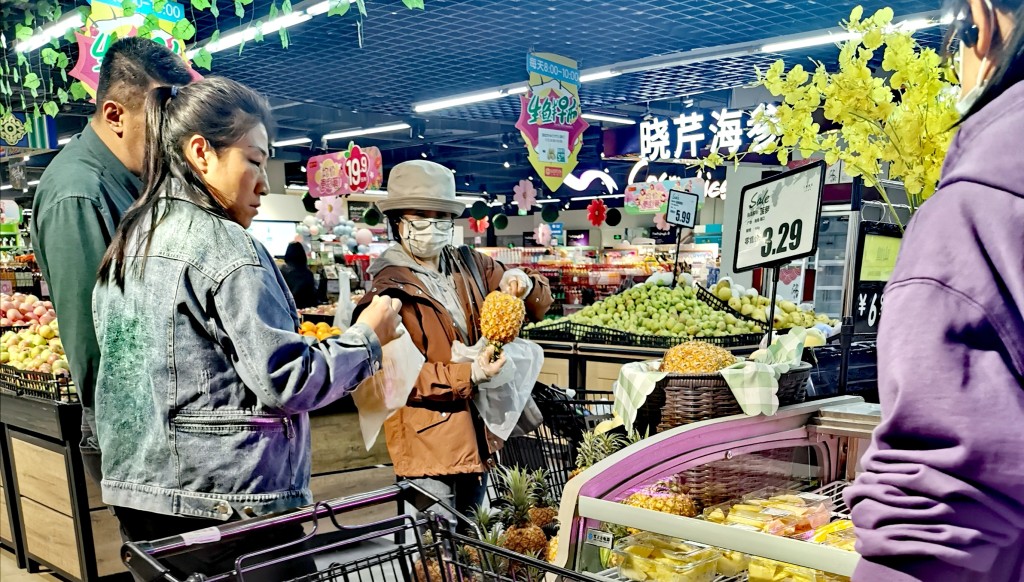 官方數據稱3月份鮮果價格上漲11.5%。圖為北京市民在一家大型超市採購水果。楊浚源攝