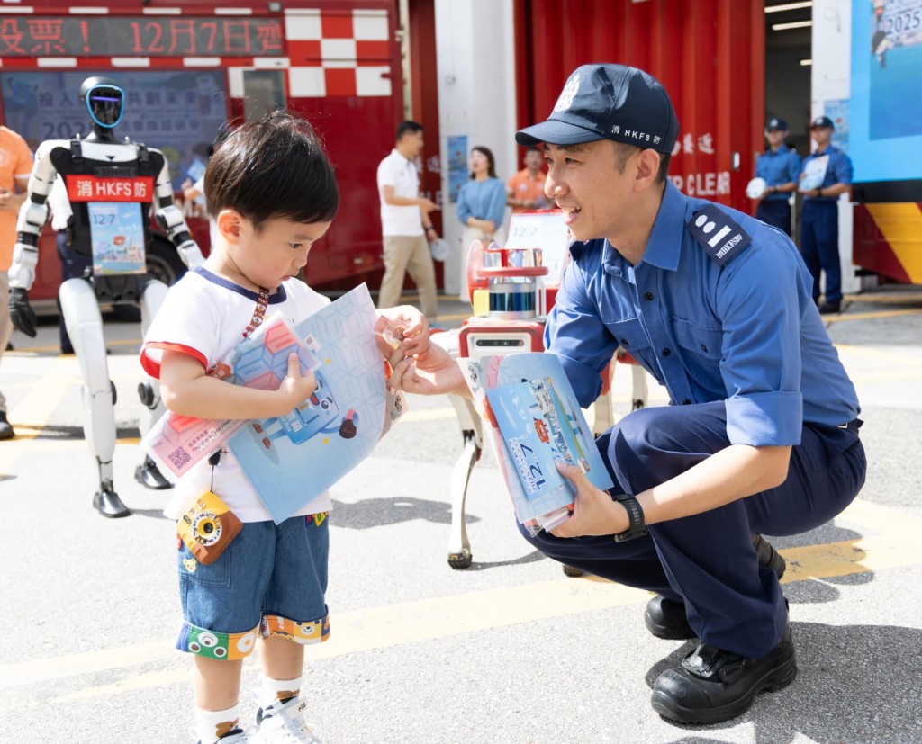 消防處呼籲選民,「全城一起投票,共創美好未來」。 消防處呼籲選民,「全城一起投票,共創美好未來」。