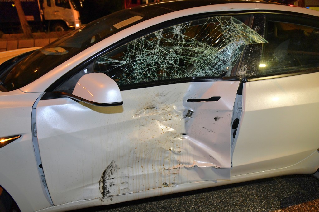 电动私家车Tesla右侧车门严重损毁，玻璃碎裂。(徐裕民摄)