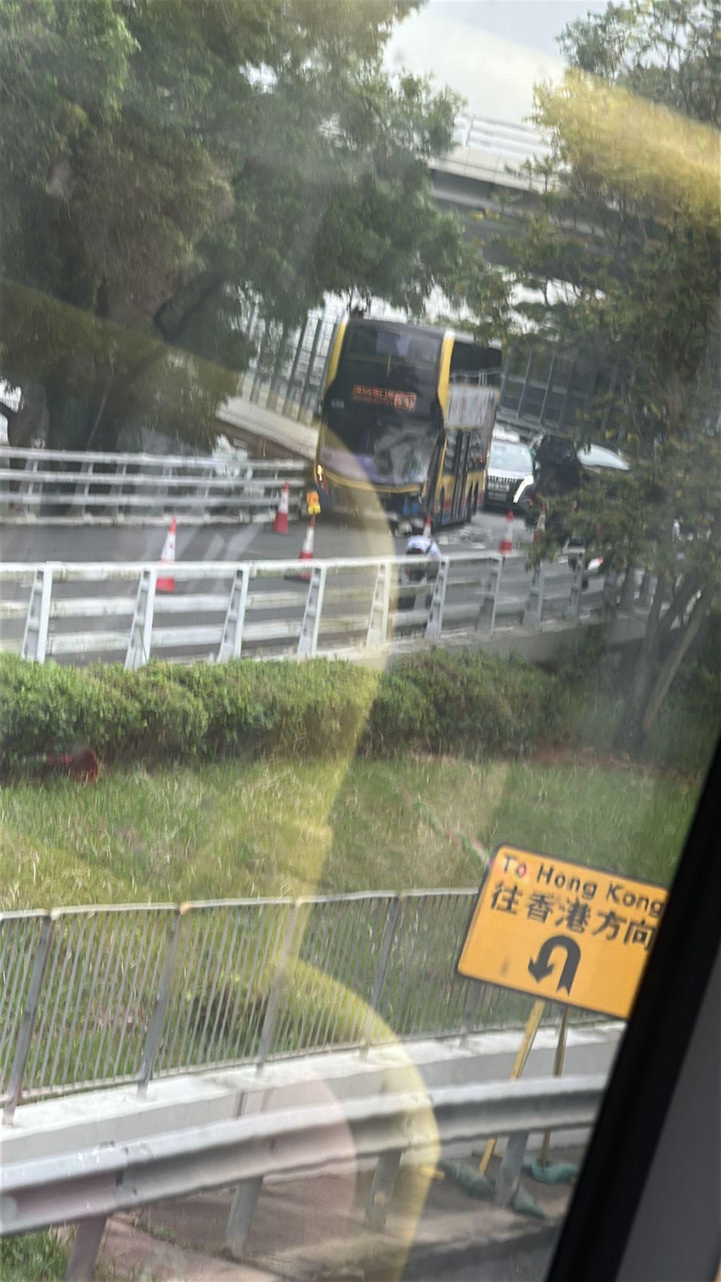 一輛城巴沿深圳灣公路大橋支路往口岸方向行駛，至一落斜彎位時，撞上一輛因「死火」而停在路中的私家車。fb「是日快快-巴士即日相」Peter KT Li  圖片