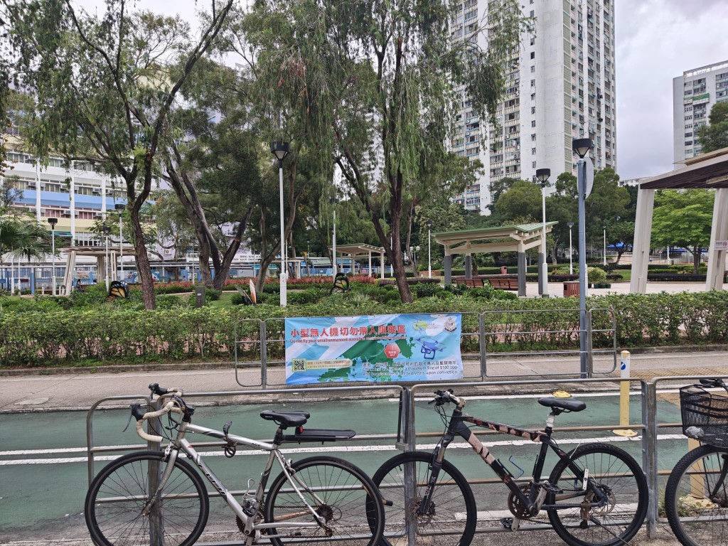 警方在宏福苑一帶拉橫額,提醒禁飛區範圍。大埔警區FB 警方在宏福苑一帶拉橫額,提醒禁飛區範圍。大埔警區FB