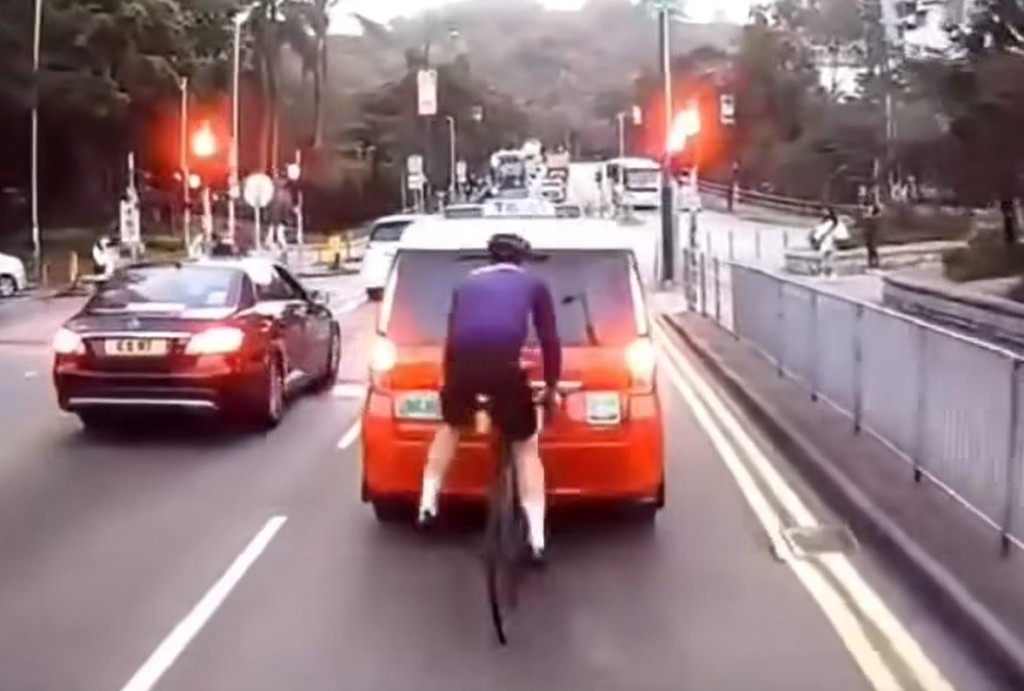 單車男收掣不及。fb車cam L（香港群組）Dennis Pun影片截圖