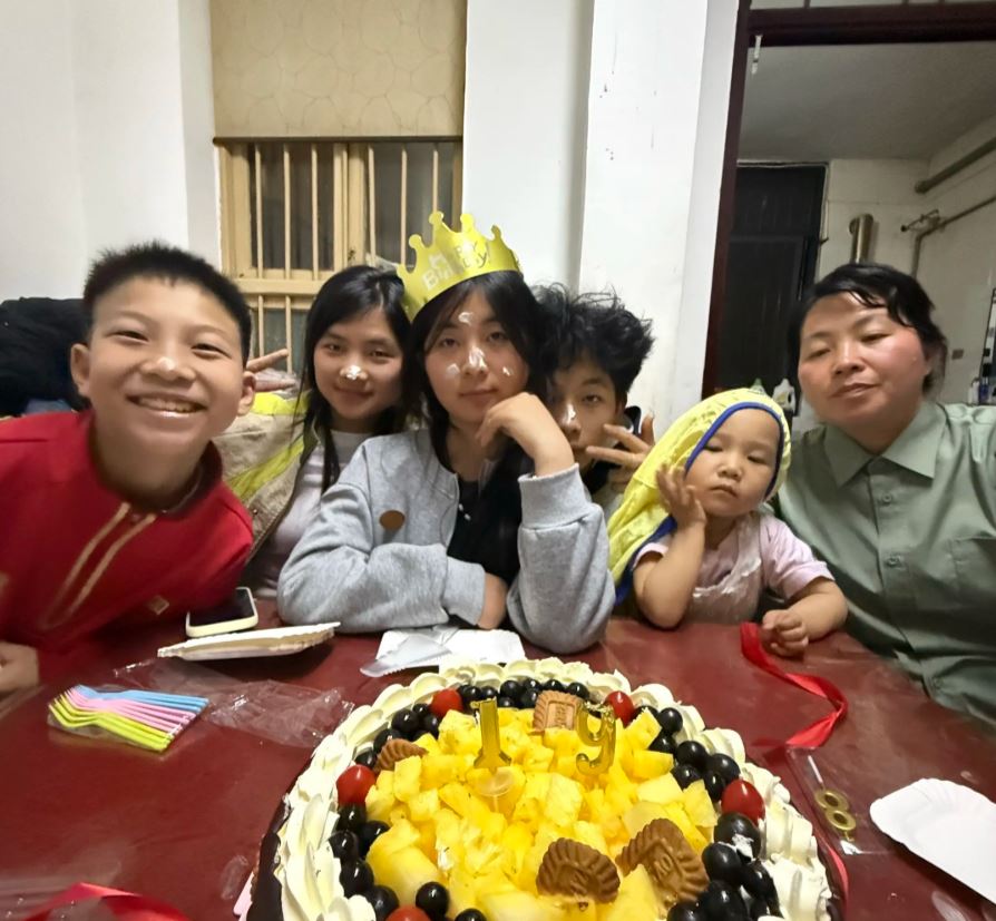 孫攀指為養6名弟妹每天累得懷疑人生，希望父親不要再生育。抖音