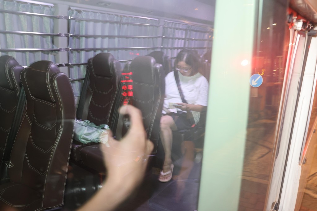 39歲姓關女子乘坐專車離開紅磡警署，之後前往將軍澳入境處總部再協助調查。曾志恒攝