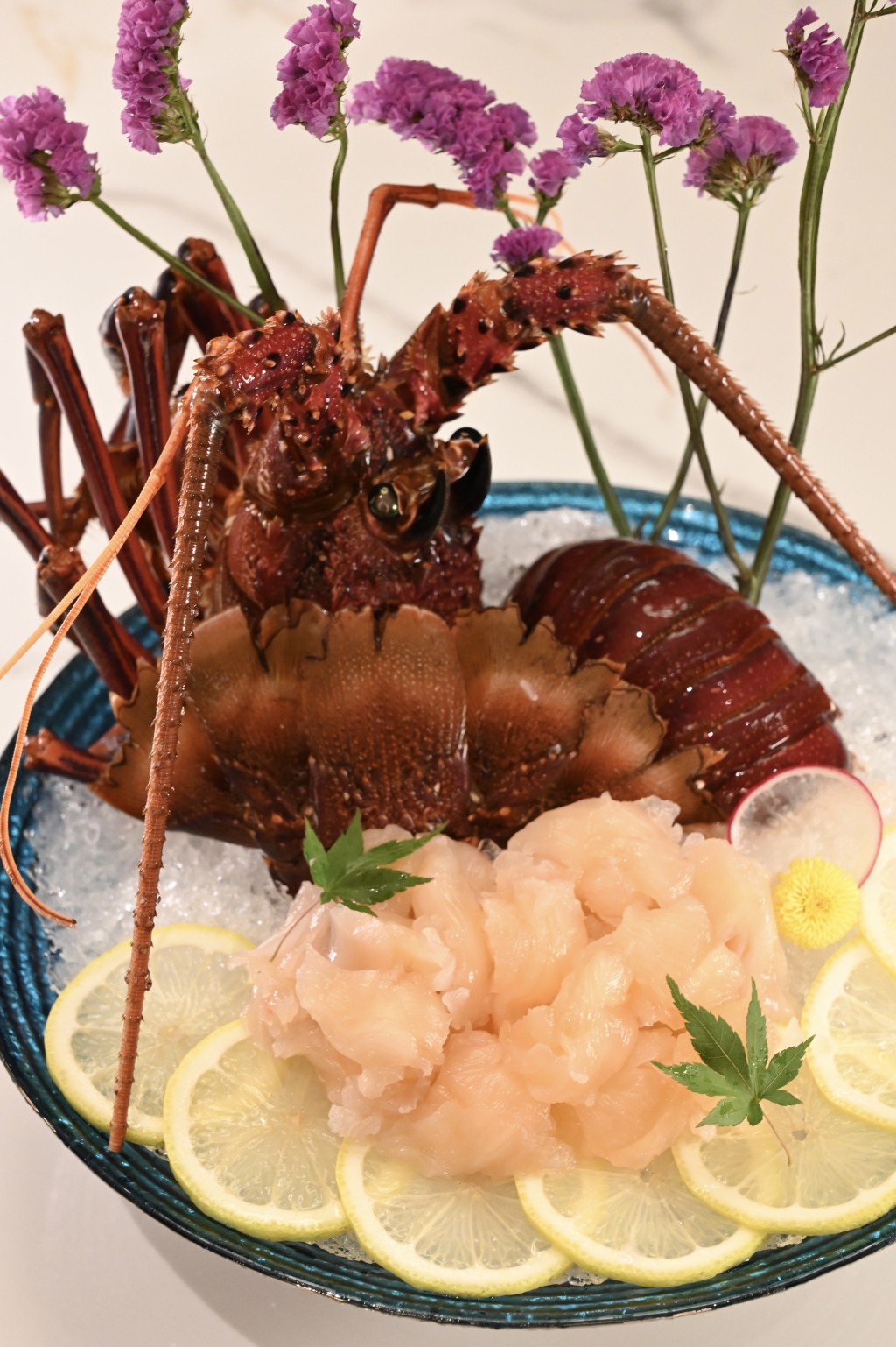 南澳龍蝦 時價，活口生劏的南澳龍蝦肉爽脆彈牙，有濃郁的龍蝦鮮味，當刺身吃保留最佳口感。
