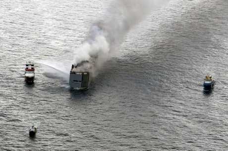 荷兰海岸警卫队灌救载有近3000辆新车的货轮。美联社