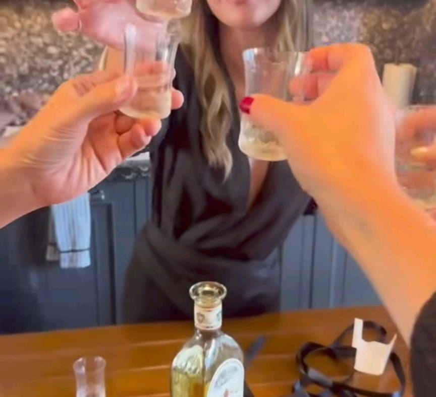 少了Brooklyn,Victoria照常過節,周一便與其工作團隊提早慶祝。 少了Brooklyn,Victoria照常過節,周一便與其工作團隊提早慶祝。