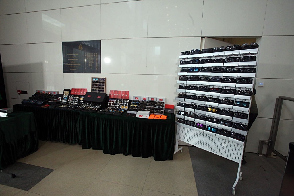 海關檢獲的冒牌太陽眼鏡。 海關檢獲的冒牌太陽眼鏡。