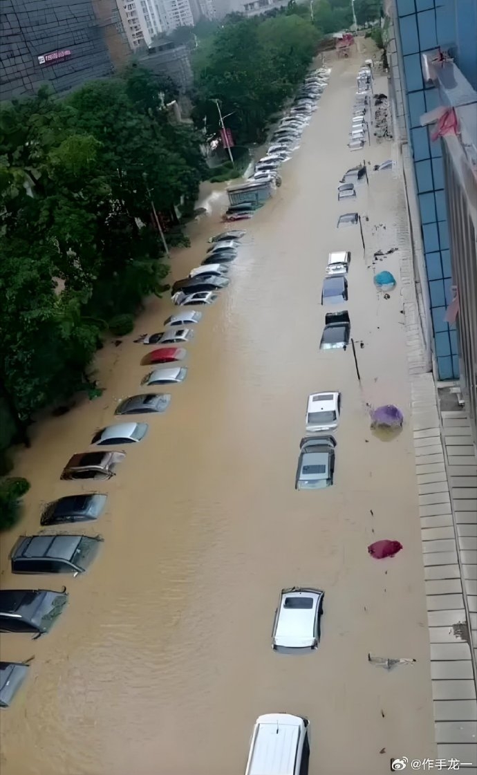 鄭州22日的暴雨下，道路出現嚴重水浸，大量汽車被淹。