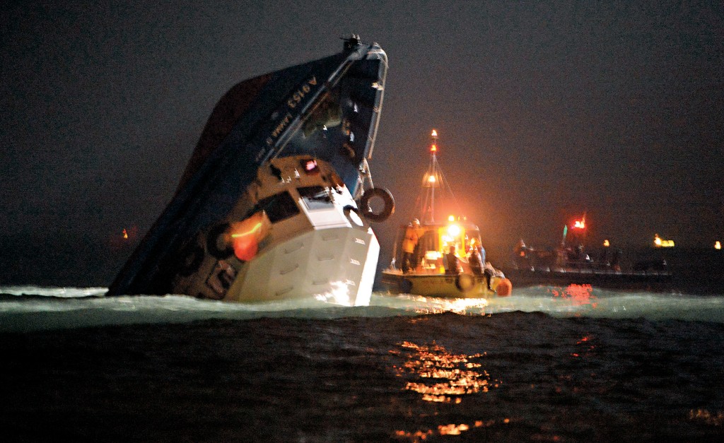 「南丫四號」被撞後嚴重入水，導致船尾急速下沉，直插海床。