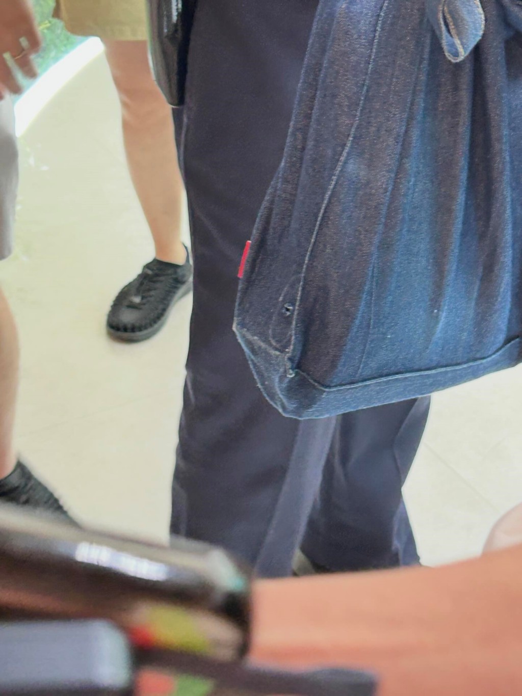 涉案人懷疑以開窿手袋隱藏鏡頭。Threads圖片