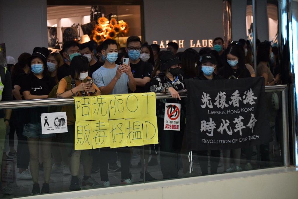 海港城商場內有人群抗議。