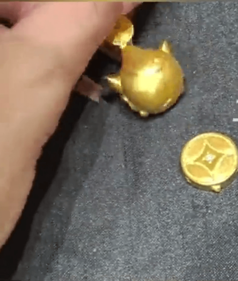 惡客不聽勸擰斷¥3萬金飾拒賠，店家稱協商無果擬提告。