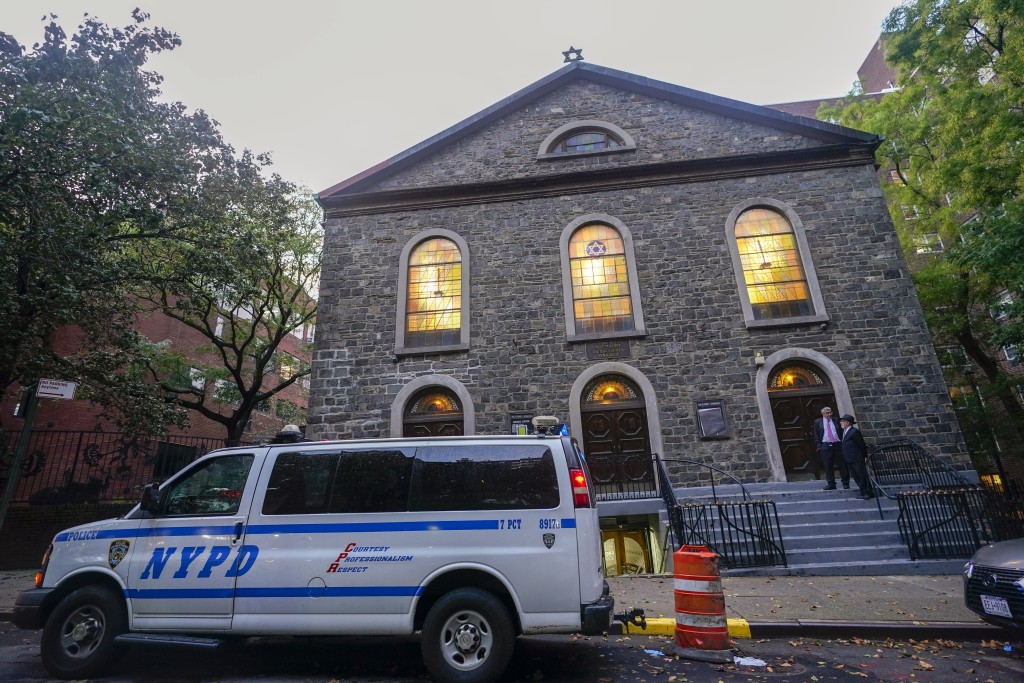 美國曼克頓一間猶太會堂外，有警車戒備。美聯社