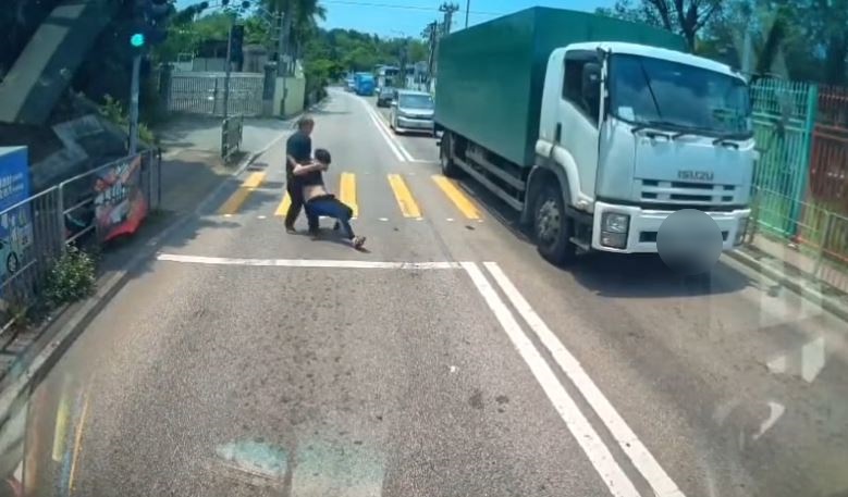 货车司机拖行青年返行人路上。网片截图