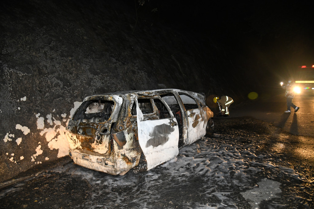 涉案七人車在城門道遭焚毀。（李家傑攝）