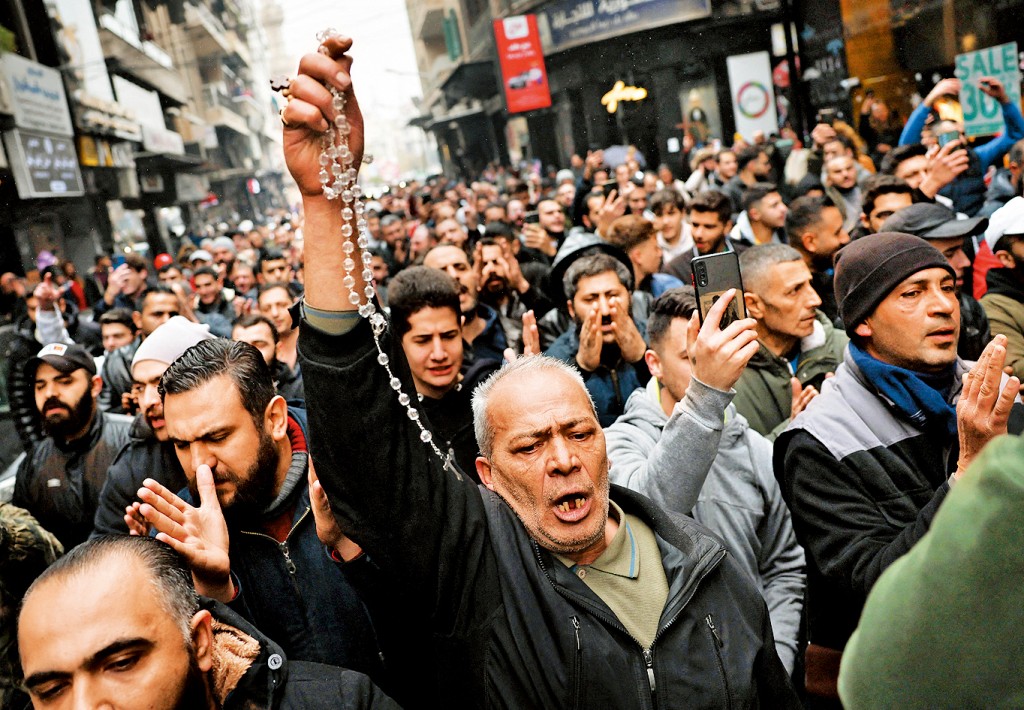 大馬士革大批民眾周二抗議聖誕樹被燒。