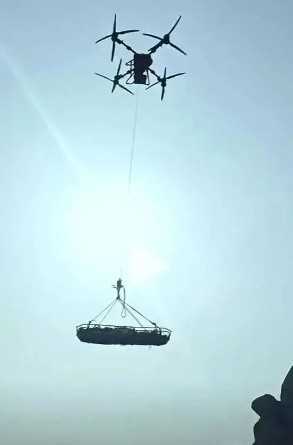 「濤哥」遺體被無人機運下山。 「濤哥」遺體被無人機運下山。