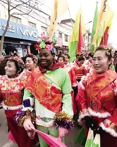 贾斯汀娜被邀参加村里的社火队。