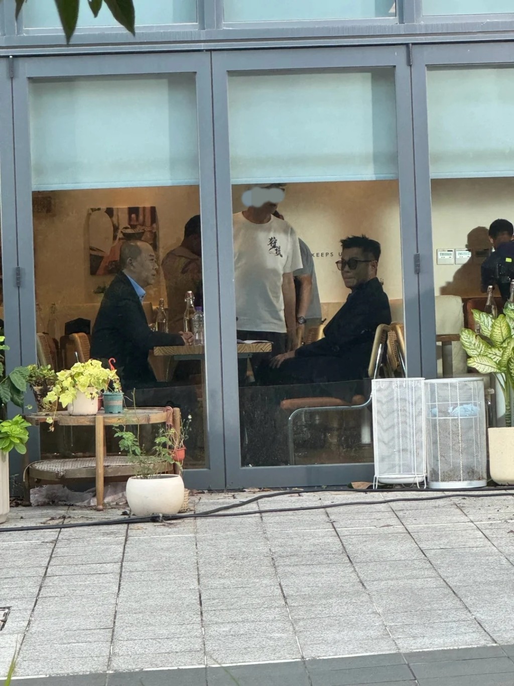 古天樂與歐陽震華拍攝新劇《狩謊》,二人相隔近30年再度同框。 古天樂與歐陽震華拍攝新劇《狩謊》,二人相隔近30年再度同框。