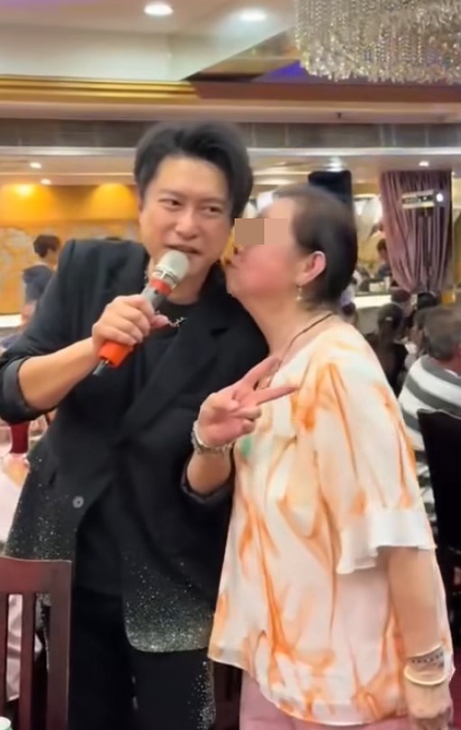 熱情女士之後三度錫禢振華面頰。 熱情女士之後三度錫禢振華面頰。