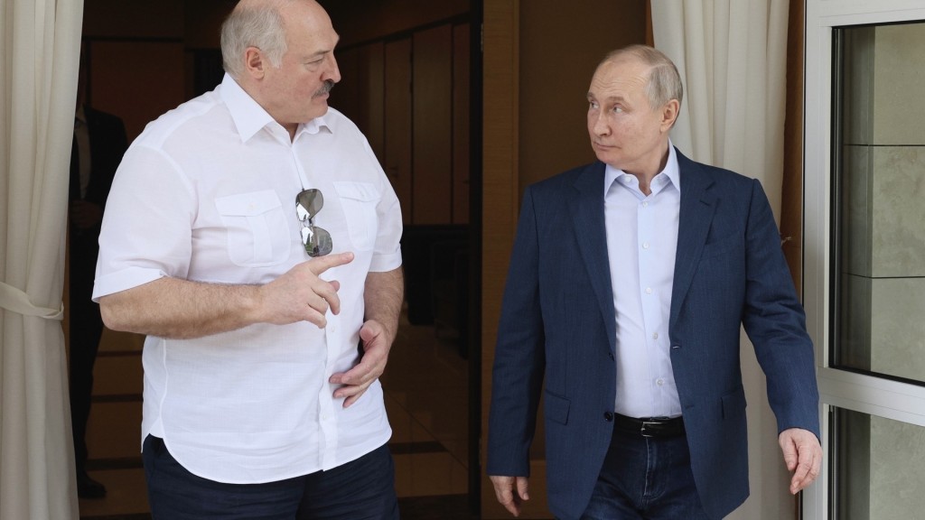 白俄總統盧卡申科（左）助普京化解今次兵變。美聯社資料圖