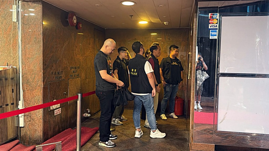 油尖反黑在尖沙咀查牌。劉漢權攝 油尖反黑在尖沙咀查牌。劉漢權攝