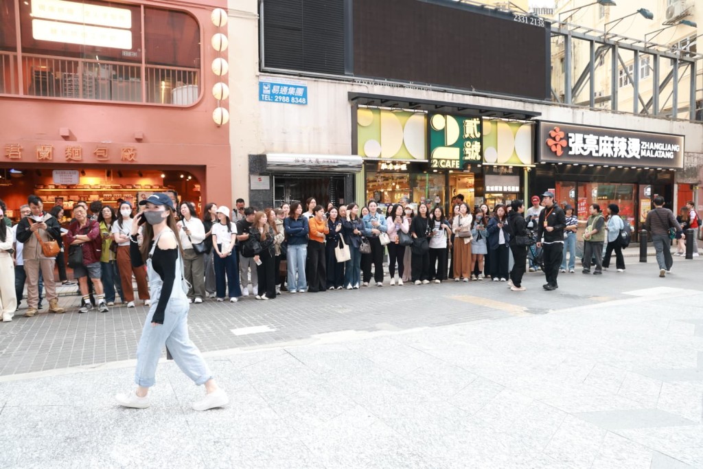 店外吸引了數百粉絲等候。
