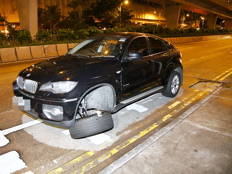 其中一輛涉車寶馬房車左頭轆被撞至甩脫。