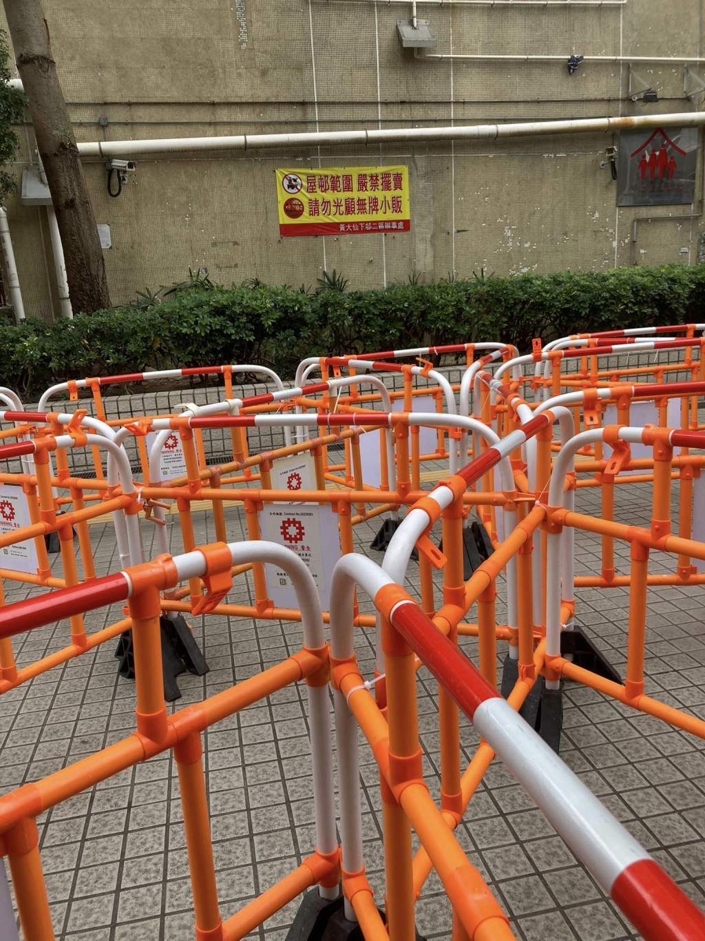黃大仙下邨的行人路近日被發現擺滿了「圍欄陣」。袁智仁FB