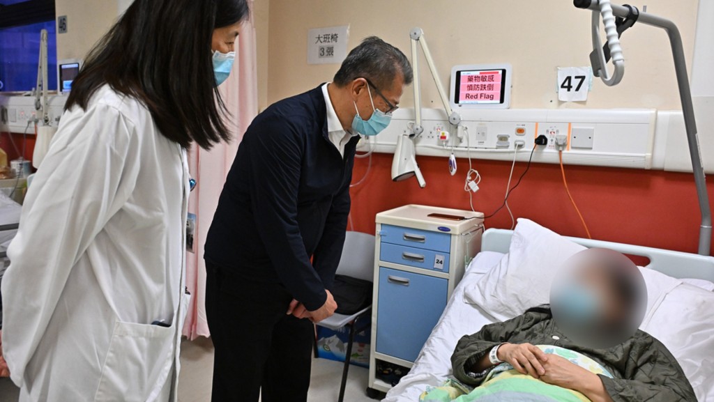 過去一周陳茂波先後去到多間醫院探望留醫的傷者。陳茂波網誌圖片